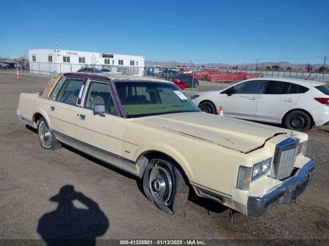  Salvage Lincoln Towncar