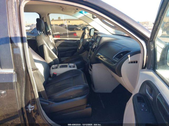 Chrysler Town & Country Touring Image 8