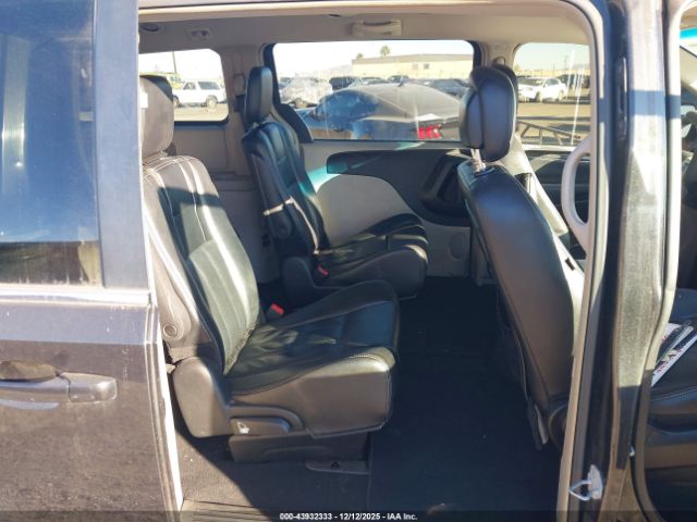 Chrysler Town & Country Touring Image 9