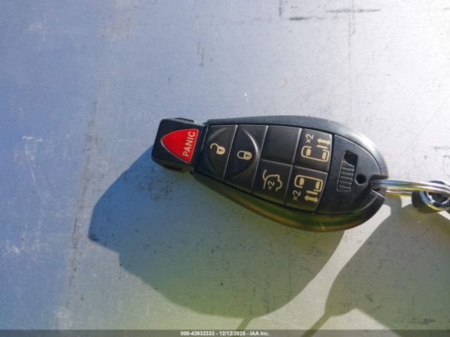 Chrysler Town & Country Touring Image 11